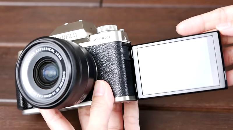 lcd pada kamera mirrorless